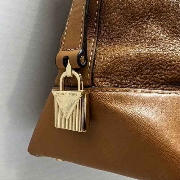 Michael Kors Crosby Pebbled Leather Bag - Every Day Purse - Picture 4 of 15